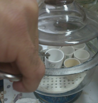 Desecador de laboratorio utilizado antes de la pesada